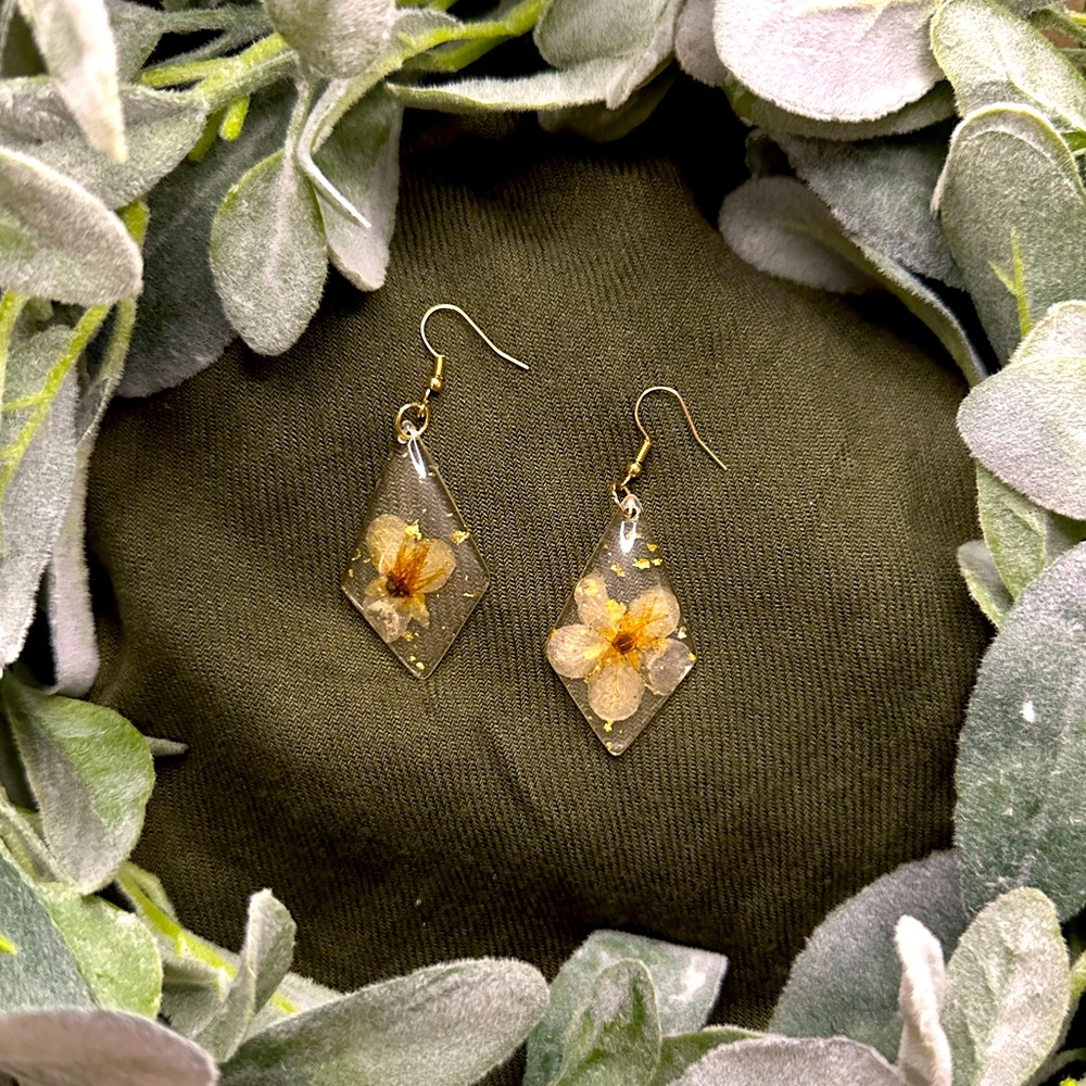 Elegant encapsulated floral diamond shaped earrings